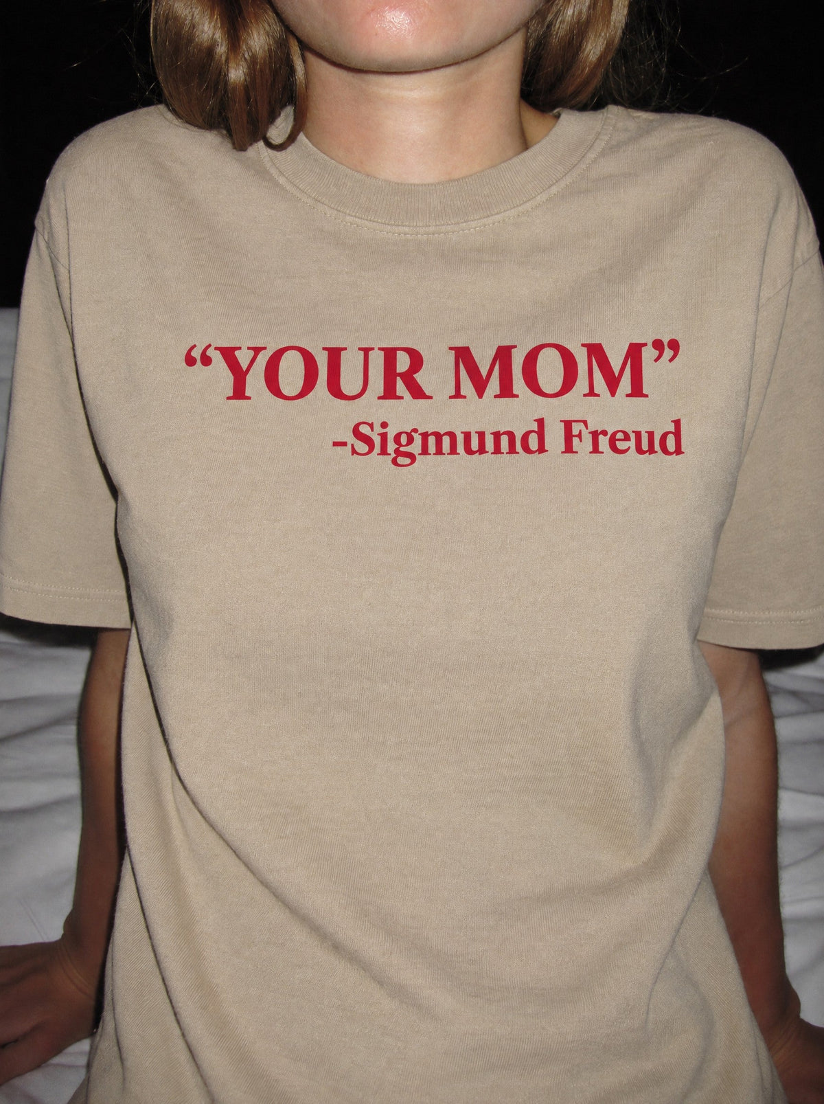 Relaxed Tee. your mom – print close-up