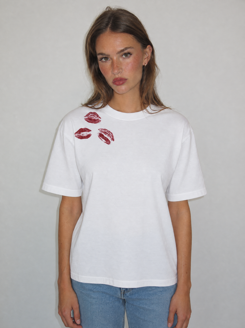 Relaxed Tee. kisses – fit on a model