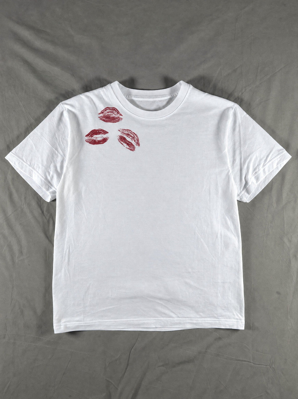 Relaxed Tee. kisses – flat lay