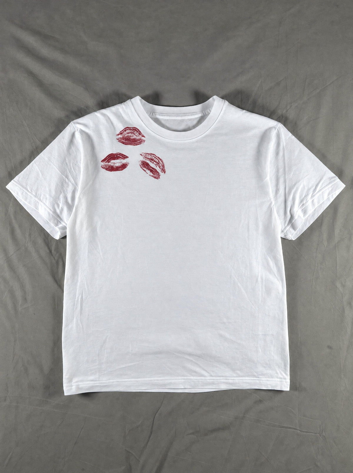 Relaxed Tee. kisses – flat lay