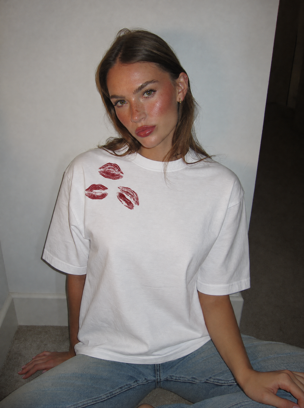 Relaxed Tee. kisses – worn by a model